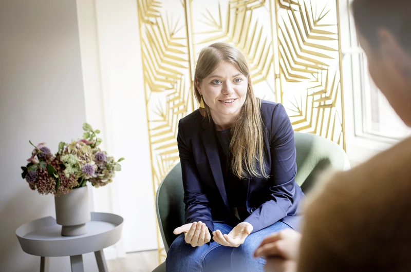 ein mann und eine frau spazieren drau&szlig;en